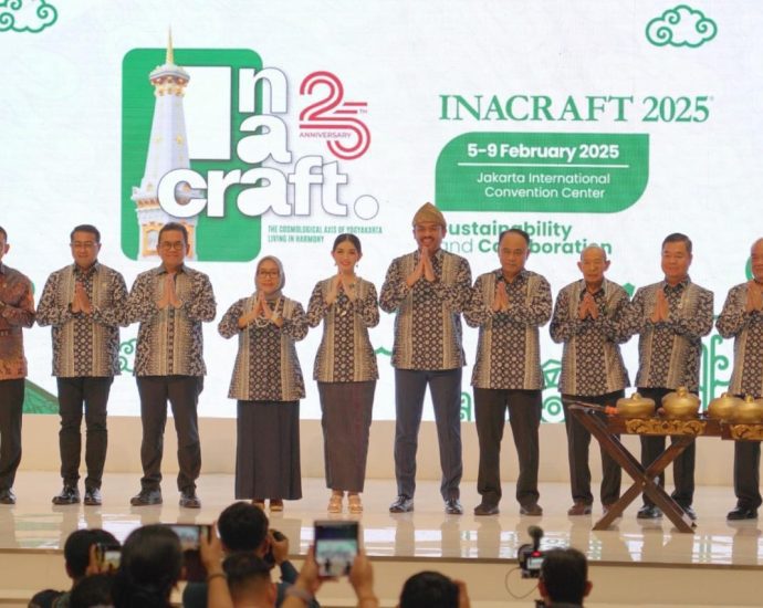 Gambar: Peresmian pembukaan Acara Inacraft 2025 oleh Dr. Muchsin Ridjan SE., MM, Ketua Umum BPP Asosiasi Ekspor dan Produsen Handicraft Indonesia (ke-3 dari kanan), Maman Abdurahman, Menteri UMKM Indonesia (ke-5 dari kanan), dan Selvi Ananda, Istri Wakil Presiden Indonesia ke-14 (ke-5 dari kiri) di Jakarta International Convention Center (JICC) Senayan, Jakarta (5/2)