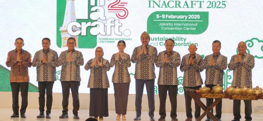 Gambar: Peresmian pembukaan Acara Inacraft 2025 oleh Dr. Muchsin Ridjan SE., MM, Ketua Umum BPP Asosiasi Ekspor dan Produsen Handicraft Indonesia (ke-3 dari kanan), Maman Abdurahman, Menteri UMKM Indonesia (ke-5 dari kanan), dan Selvi Ananda, Istri Wakil Presiden Indonesia ke-14 (ke-5 dari kiri) di Jakarta International Convention Center (JICC) Senayan, Jakarta (5/2)