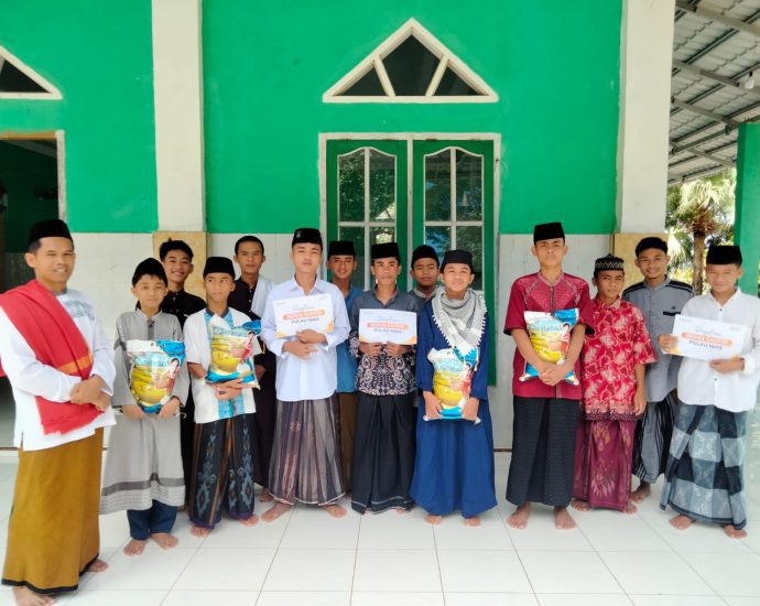 BMH Salurkan Beras Kepada Santri Yayasan Pondok Pesantren Hidayatullah di Pulau Nias