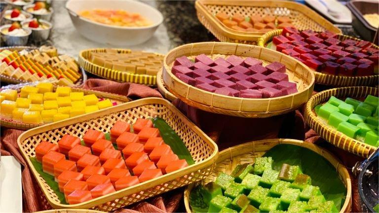 Aneka Ta’jil Tradisional seperti kolak pisang, kurma, dan bubur sumsum, Hidangan Pembuka seperti asinan Jakarta