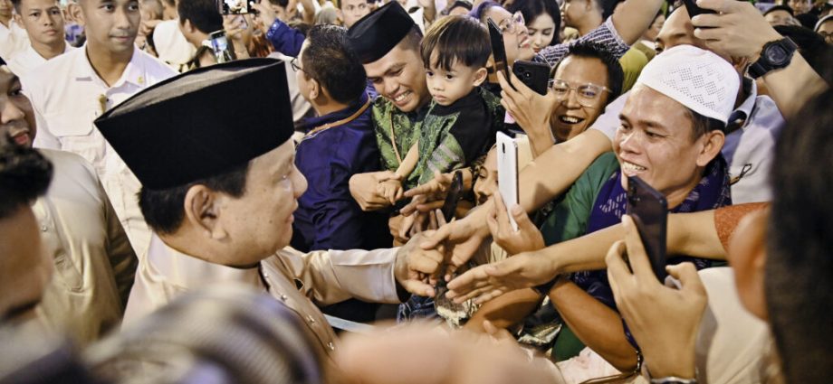 Silaturahmi Lebaran, Presiden Prabowo Sambut Ribuan Warga di Istana Kepresidenan Jakarta