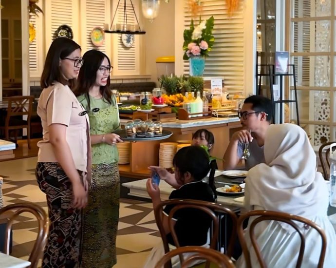 THE 1O1 BOGOR SURYAKANCANA RAYAKAN HARI KARTINI DENGAN BERBAGI COOKIES UNTUK PARA WANITA