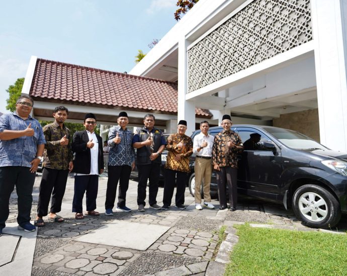 Perkuat Dakwah dan Kolaborasi, UMY Hibahkan Mobil dan Fasilitas