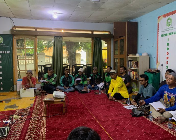 "Sajadah di Aspal": Ketika Mahasiswa UI dan Ojol Bersatu Melawan Momok Jalanan