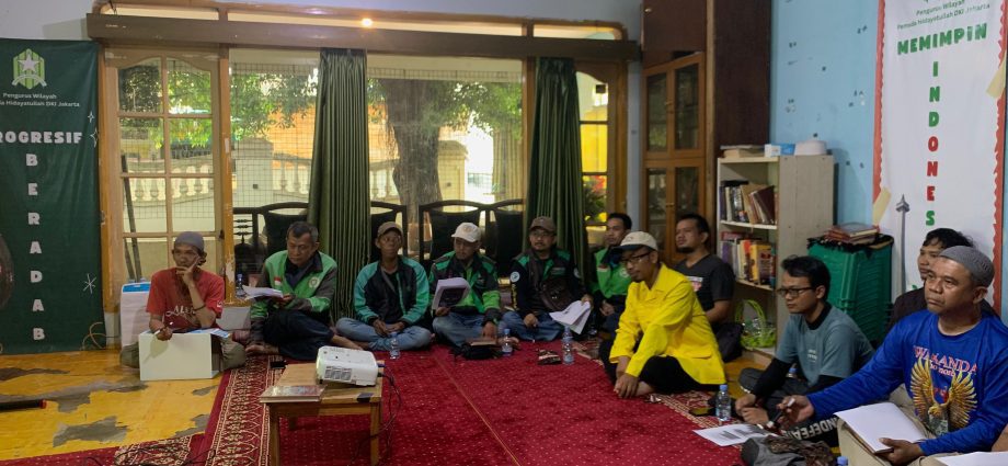 "Sajadah di Aspal": Ketika Mahasiswa UI dan Ojol Bersatu Melawan Momok Jalanan