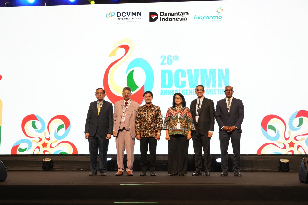 (kiri-kanan) Chair of the Board DCVMN 2023 - 2025, Adrijansah Azhari, CEO DCVMN, Rajinder Suri, Wakil Menteri Kesehatan RI, Dante Saksono Harbuwono, Dirjen Farmalkes RI, Lucia Rizka Andalusia, Direktur Utama Bio Farma, Shadiq Akasya, dan Perwakilan Africa CDC, Abebe Genetu Bayih pada sesi Inaugural Pertemuan Tahunan ke 26 DCVMN