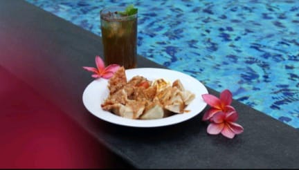 Sensasi Berenang Seru di Jakarta Selatan Dengan SUN, SWIM & SAVOR Package di Swiss-Belinn Simatupang