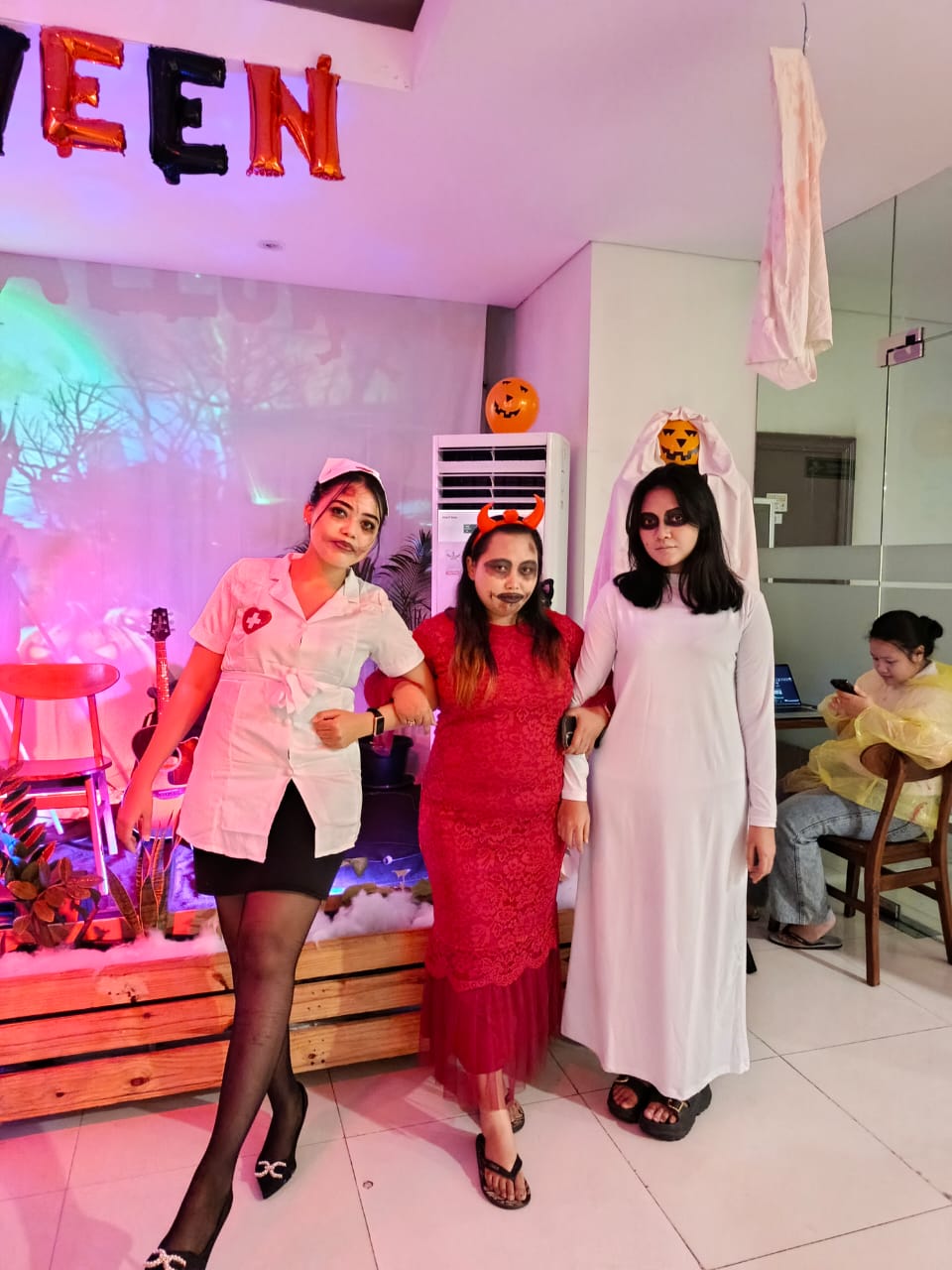 Pesta Kostum Paling Seram dan Meriah di Jakbar! Hotel 88 Mangga Besar VIII 'Sihir' Oma Wajik Resto di Malam Halloween