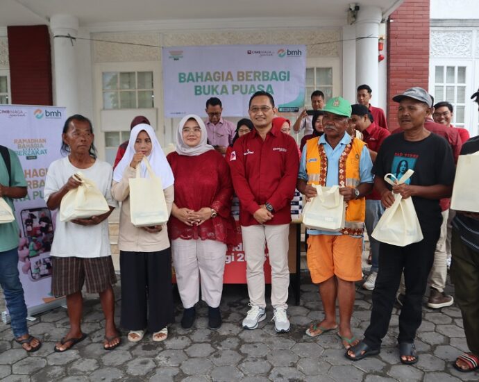 BMH Yogyakarta dan CIMB Niaga Syariah Salurkan Paket Buka Puasa Pada Mayarakat Dhuafa