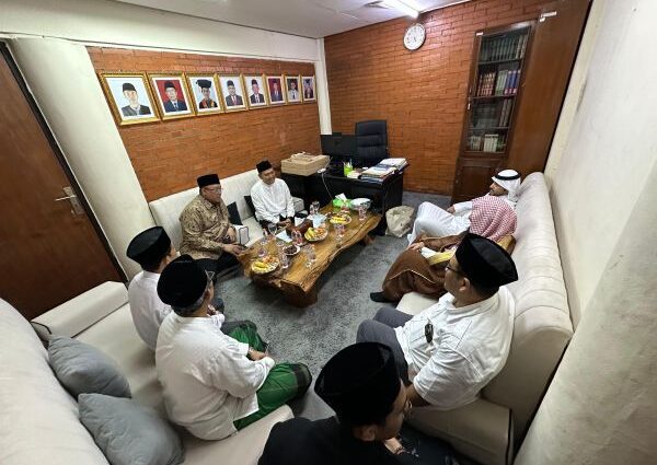 Kedubes Arab Saudi Perkuat Syiar Ramadan di UI Depok, Bagikan Mushaf dan Kurma Raja Salman