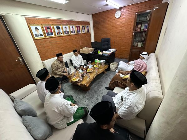 Kedubes Arab Saudi Perkuat Syiar Ramadan di UI Depok, Bagikan Mushaf dan Kurma Raja Salman