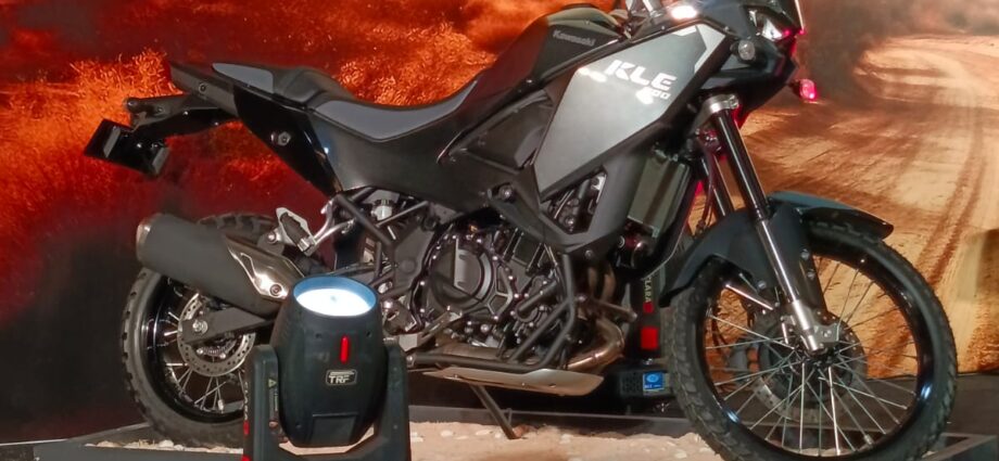 DNA Rally Paris-Dakar dalam Genggaman: Bedah Spesifikasi Kawasaki KLE500 2026