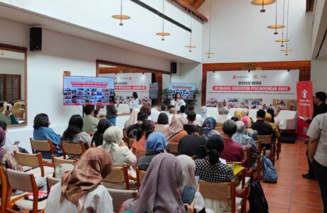 Menembus Dinding Rumah: Menatap 50 Tahun Langkah Sunyi Melindungi Anak Indonesia