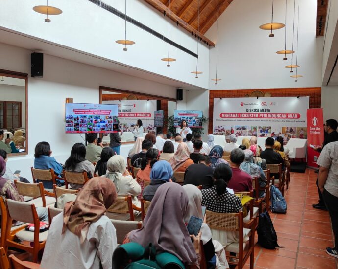 Menembus Dinding Rumah: Menatap 50 Tahun Langkah Sunyi Melindungi Anak Indonesia