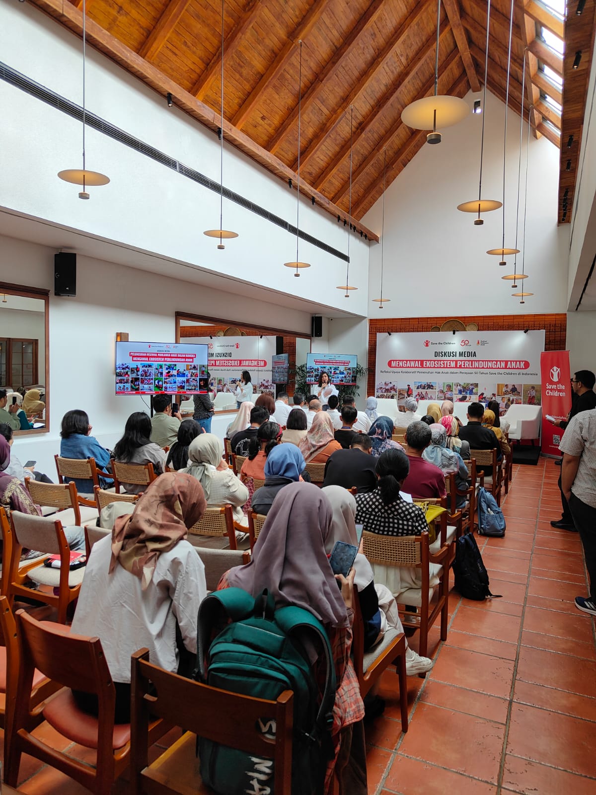 Menembus Dinding Rumah: Menatap 50 Tahun Langkah Sunyi Melindungi Anak Indonesia