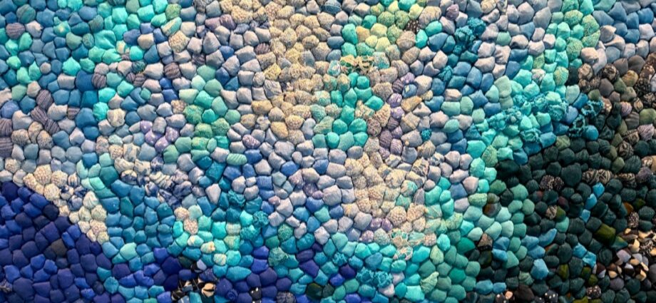 Seni Berbisik dalam Biru: Saat Kain Bekas Menjadi Oase Ketenangan di Sanur