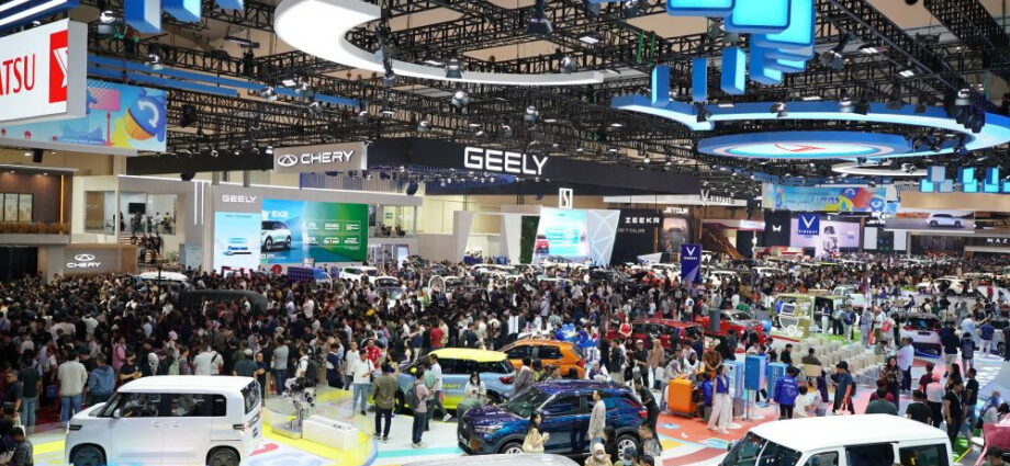 Puncak Keseruan GIIAS 2026: Berburu Mobil Impian Sebelum Tirai Pameran Ditutup!