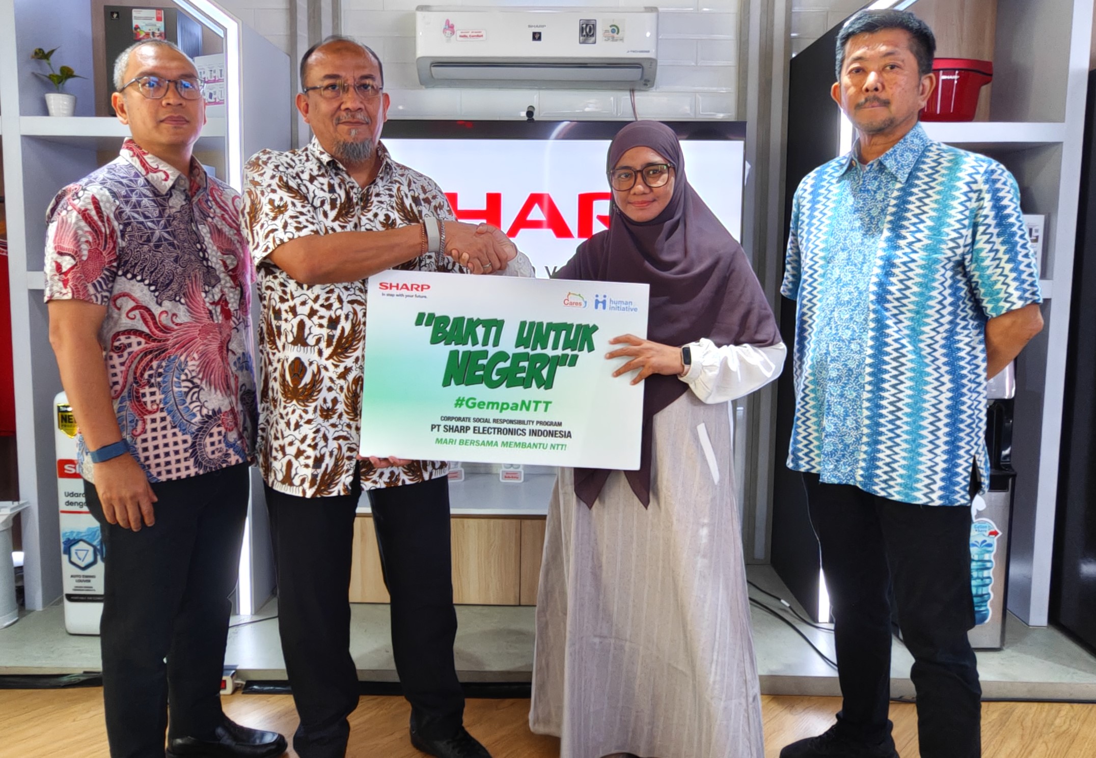 Sharp Indonesia Hadirkan Kepedulian Untuk Warga Terdampak Gempa NTT Sebagai bentuk komitmen untuk terus hadir bersama masyarakat Indonesia