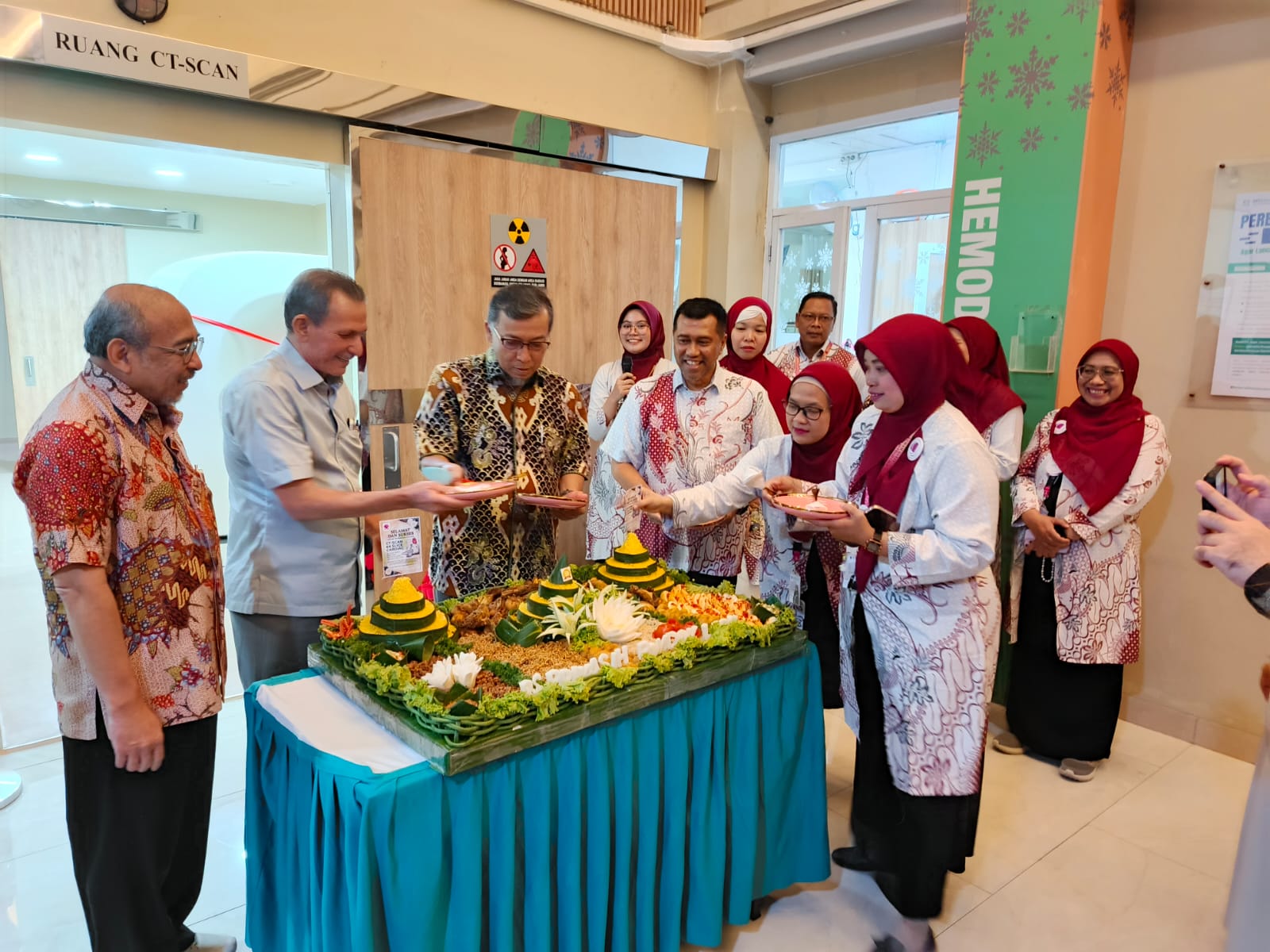 prosesi pemotongan pita secara simbolis. Acara tersebut dipimpin langsung oleh Direktur RS Prikasih, dr. Heldi Nazir, MARS, bersama jajaran perwakilan Board of Directors (BOD)